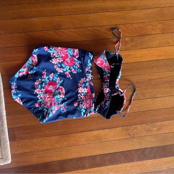 Retro High-Waisted Floral Bikini Set with Adjustable and removable straps - Picture 3 of 5